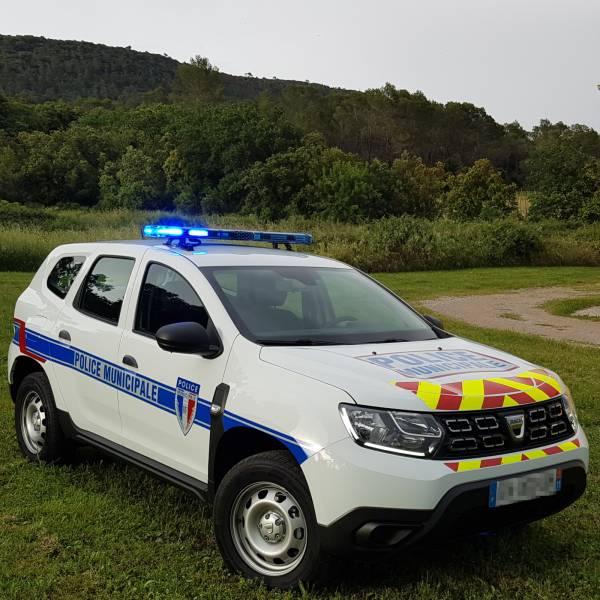 Flocage d’une sérigraphie Police Municipale, kit de balisage jaune/rouge et rampe gyrophare VEGA sur la voiture Police Municipale de Leucate
