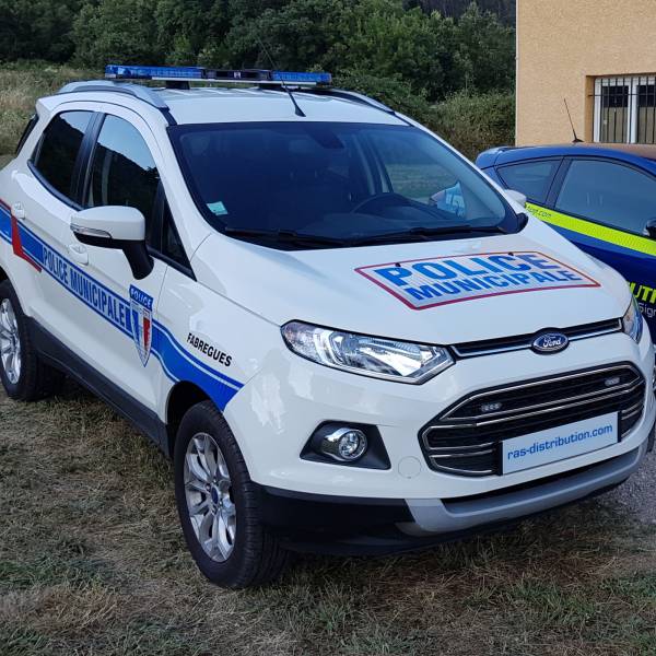 Flocage d'une sérigraphie Police Municipale et installation d’une rampe gyrophare + feux de pénétration sur FORD EcoSport pour la Mairie de Fabrègues près de Montpellier