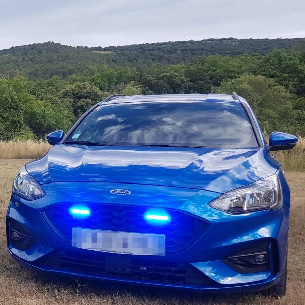 Installation d’une sirène et de feux de pénétration bleus commandés par un boitier de commande sur FORD Focus