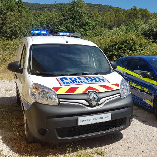 Flocage sérigraphie Police Municipale et installation d’une rampe gyrophare sur un RENAULT Kangoo – Commune des Matelles