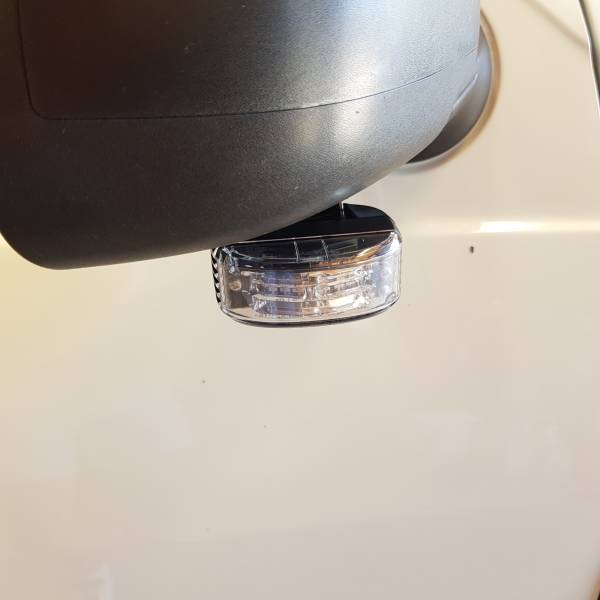 Feu flash du Dacia Duster des secouristes Français de la Croix-Blanche près de Lyon