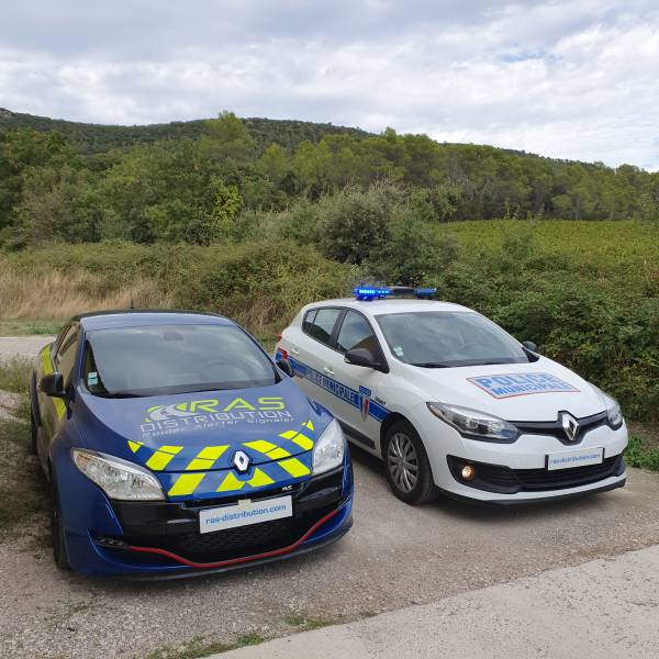 Flocage Police Municipale et installation d’une rampe gyrophare avec sirène intégrée sur une RENAULT Mégane de la commune de Gramat près de Montauban