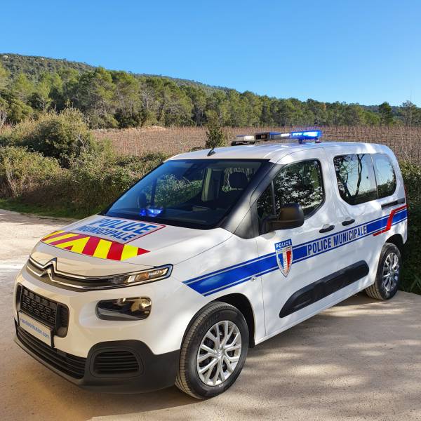 Transformation d’un CITROËN Berlingo Police Municipale avec rampe gyrophare, sérigraphie et kit de balisage pour la commune de Saint-Jean-de-Védas près de Montpellier