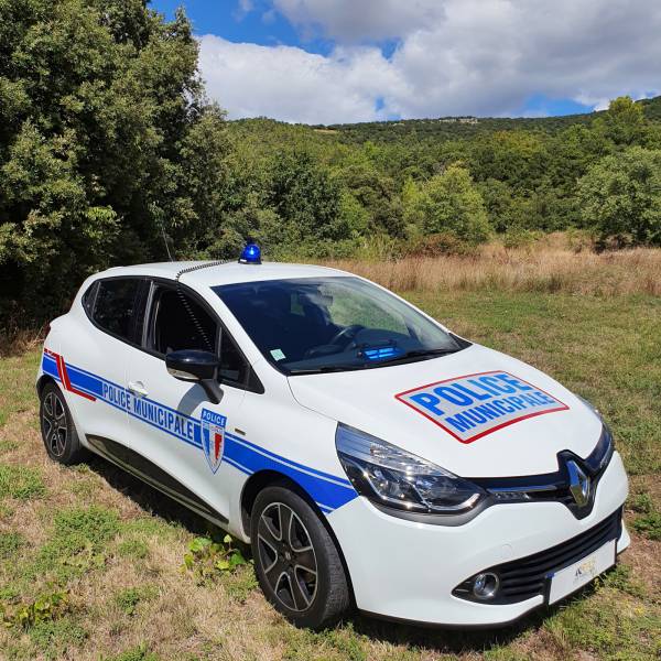 Transformation d’une RENAULT Clio Police Municipale avec gyrophare, sirène, sérigraphie et équipements complémentaires à Saint-Clément-de-Rivière près de Montpellier