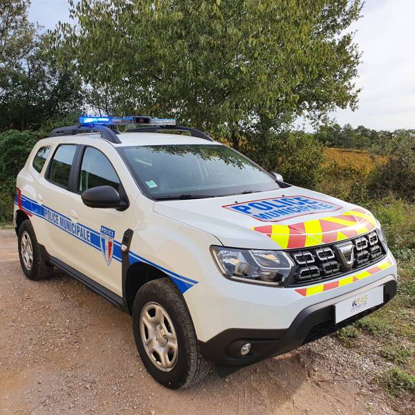 Flocage d’une sérigraphie police municipale et d’un kit de balisage ainsi que l’installation d’une rampe UltraVictory sur le DACIA Duster de la commune de Saint-Hippolyte-du-Fort près d’Alès