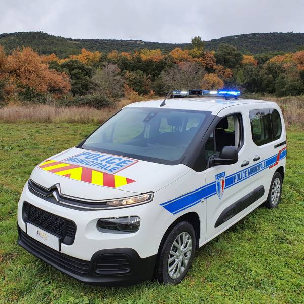 Installation d’équipements Police Municipale réglementaires sur un CITROËN Berlingo de la commune de Saint-Clément-de-Rivière près de Montpellier