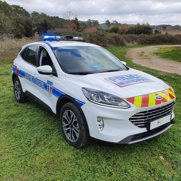 Pose d’équipements de signalisation passive, sonore et lumineuse sur un FORD Kuga Hybrid pour la Police Municipale de Plan d’Orgon près d’Avignon