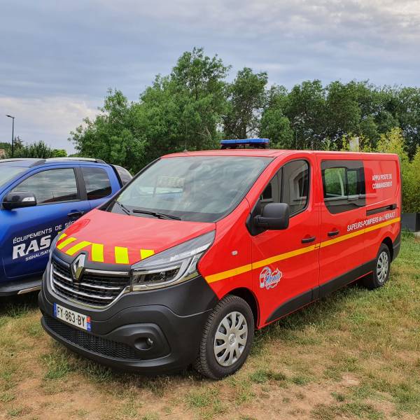 Renault Trafic des Sapeurs-Pompiers de l'Hérault équipé d'une mini rampe, du balisage jaune-rouge et de la signlisation latérale jaune pompier