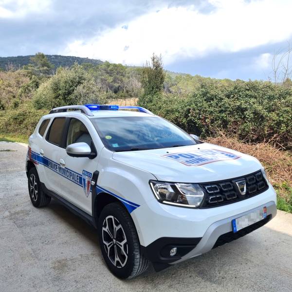 Flocage d’une sérigraphie Police Municipale et pose d’une mini rampe VEGA magnétique sur un DACIA Duster pour la commune de Saint-Jory près de Toulouse