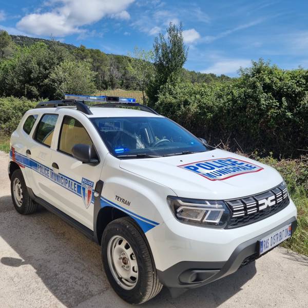Installation d'équipements sur un Dacia Duster police municipale de la mairie de Teyran près de Montpellier
