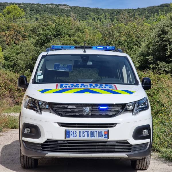 Pose d'une sérigraphie Police Municipale et d'un kit de balisage prédécoupé jaune et bleu sur un PEUGEOT Rifter pour la Police Municipale de Castelnaudary près de Carcassonne