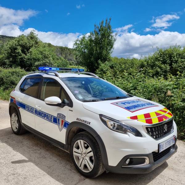 Pose d’équipements Police Municipale avec rampe gyrophare et sérigraphie sur un PEUGEOT 2008 de la mairie de Bédarieux près de Béziers