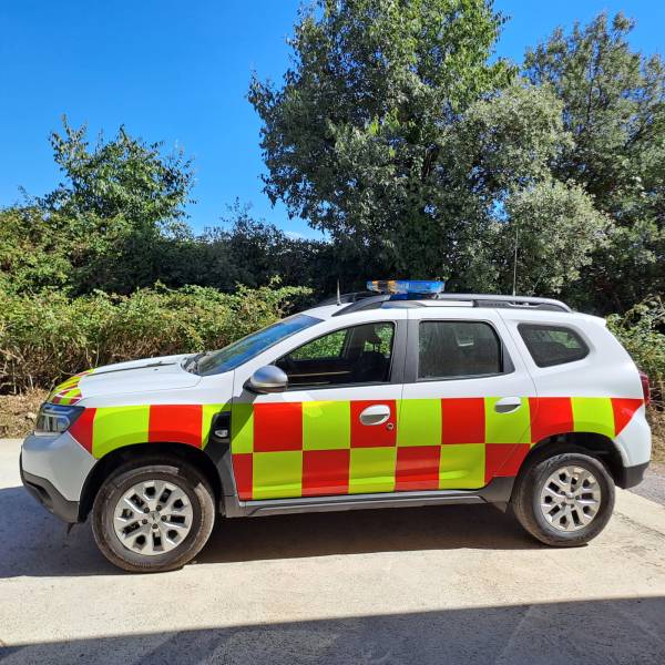 Pose d’un kit de balisage jaune/rouge à damiers et à chevrons sur un Dacia Duster pour le Péril Animalier des pompiers de l’Aéroport de Béziers – Cap d’Agde