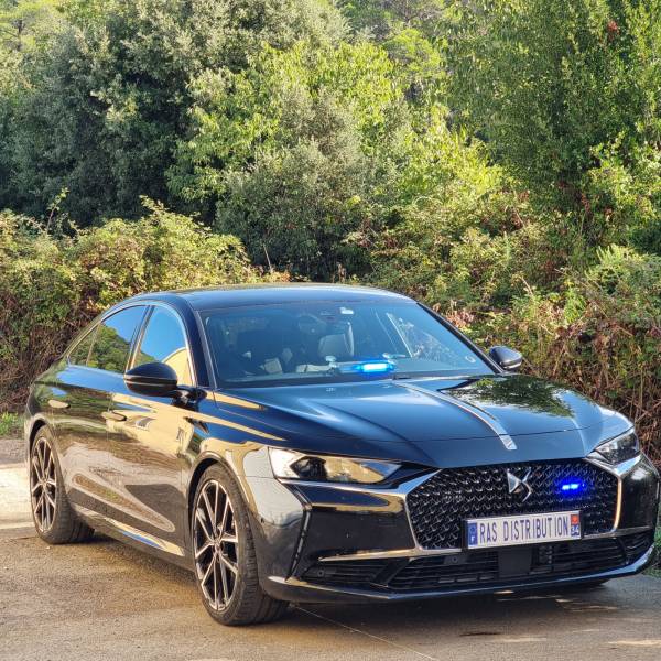 Installation de feux de pénétration, feu de pare-brise et sirène police sur une DS 9 banalisée pour l'ARS Occitanie à Toulouse