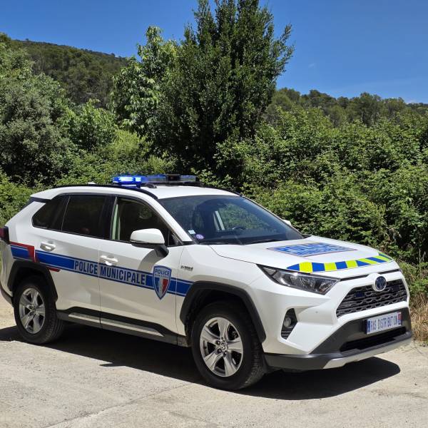 Transformation complète d’un TOYOTA RAV4 Hybrid avec rampe gyrophare, feux de pénétration et sérigraphie pour la Police Municipale de Prades-le-Lez près de Saint-Gély-du-Fesc