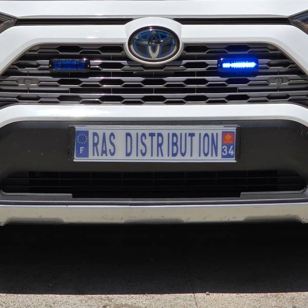 Installation de feux de pénétration XT12 sur la calandre d'un TOYOTA RAV4 Hybrid pour la Police Municipale de Prades-Le-Lez dans l'Hérault