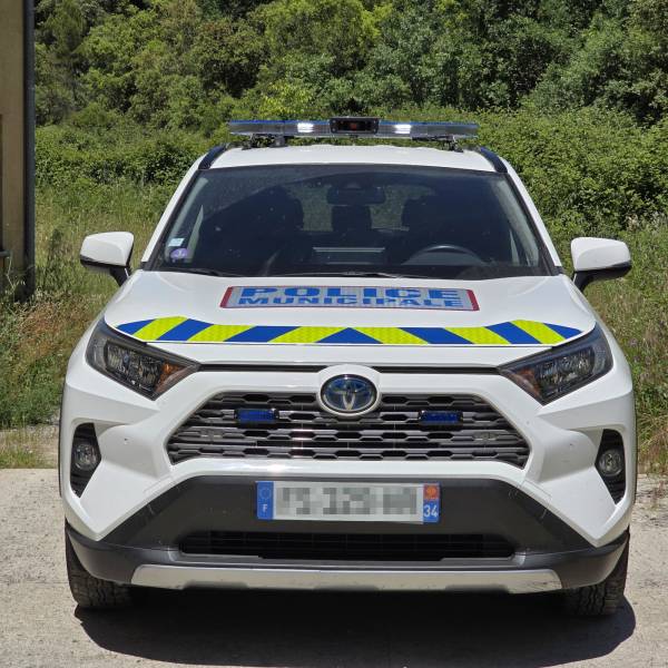 Kit de balisage prédécoupé jaune et bleu posé sur un TOYOTA RAV4 Hybrid pour la Police Municipale de Prades-Le-Lez