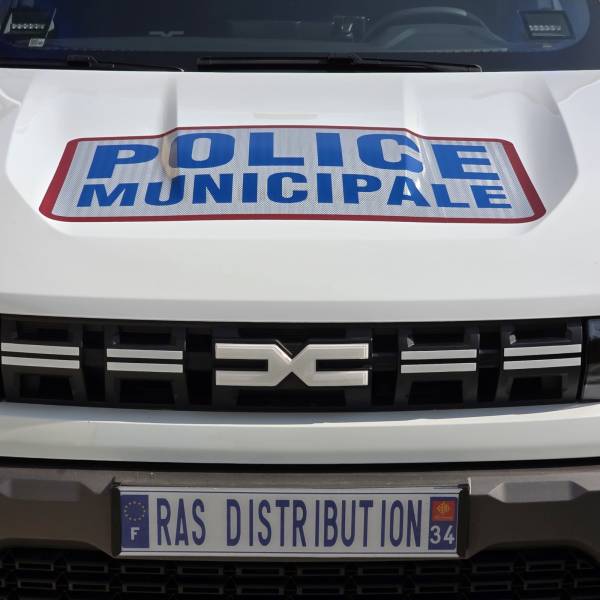 Pose d'un kit de sérigraphie Police Municipale sur le tout nouveau DACIA Duster 2025 pour la Police Municipale de Fabrègues près de Montpellier