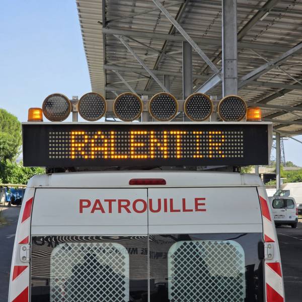 Réparation complète d’un panneau à message variable sur un CITROËN Jumper pour la mairie de Montpellier dans l'Hérault