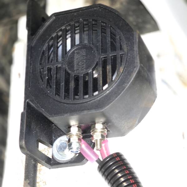 Installation d’une alarme de recul Fiamm sur un RENAULT Trafic VTP pour la Protection Civile d’Asnières-sur-Seine près de Paris
