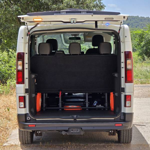 Pose de feux de hayon sur un RENAULT Trafic VTP pour la Protection Civile d'Asnières-sur-Seine près de Argenteuil en région parisienne