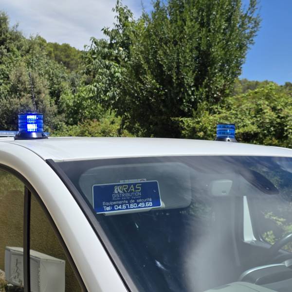 Installation de gyrophares LED sur un véhicule de transport de personnes pour la Protection Civile de Asnières-sur-Seine près de Paris