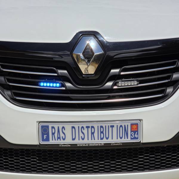 Intervention RAS Distribution : Pose de feux à éclats bleus FIN6 sur un VTP RENAULT Trafic pour la Protection Civile d'Asnières-sur-Seine près de Paris
