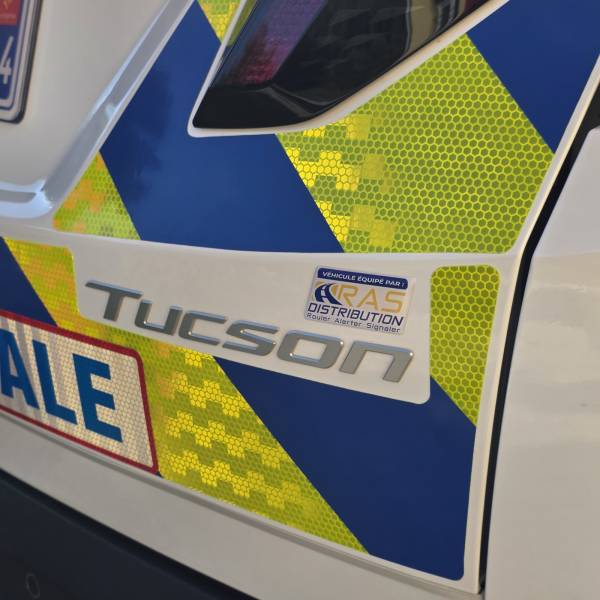 Pose d’un kit de balisage prédécoupé jaune et bleu sur un HYUNDAÏ Tucson Hybrid Police Municipale de la commune de Gignac