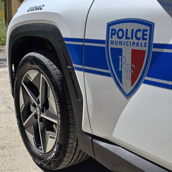 Flocage d’un kit prédécoupé avec sérigraphie Police Municipale sur un HYUNDAÏ Tucson Hybrid de la commune de Gignac