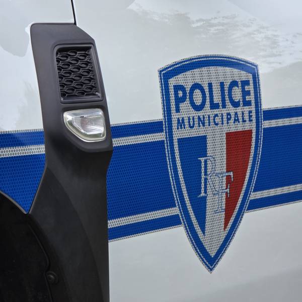 Pose d’un kit de sérigraphie Police Municipale sur un DACIA Duster pour la commune de Balaruc-le-Vieux près de Béziers