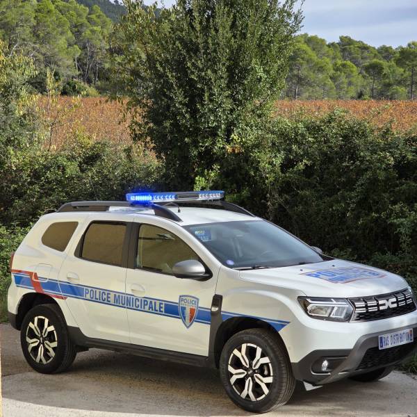 Transformation d’un DACIA Duster en véhicule de Police Municipale pour la commune de Balaruc-le-Vieux près de Sète
