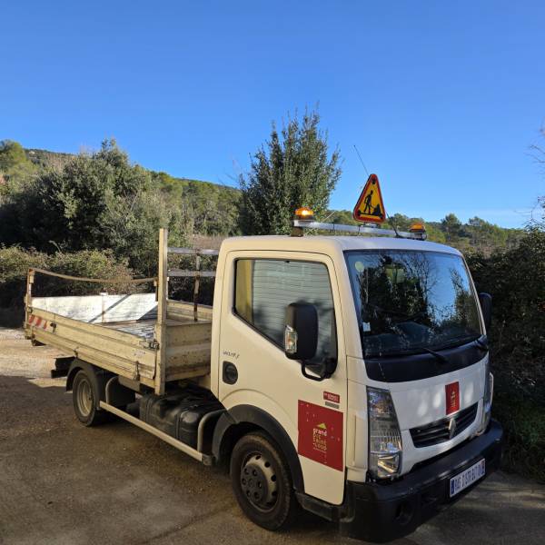 Dépannage et installation d’un triangle triflash LED ultra fin 500 mm AK5 sur RENAULT Maxity benne – Communauté de Communes du Grand Pic Saint-Loup près de Montpellier