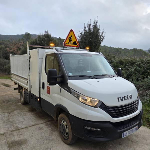 Installation d’une barre de signalisation avec gyrophares et triflash LED AK5 700 mm sur un IVECO Daily benne – Communauté de Communes du Grand Pic Saint-Loup près de Montpellier