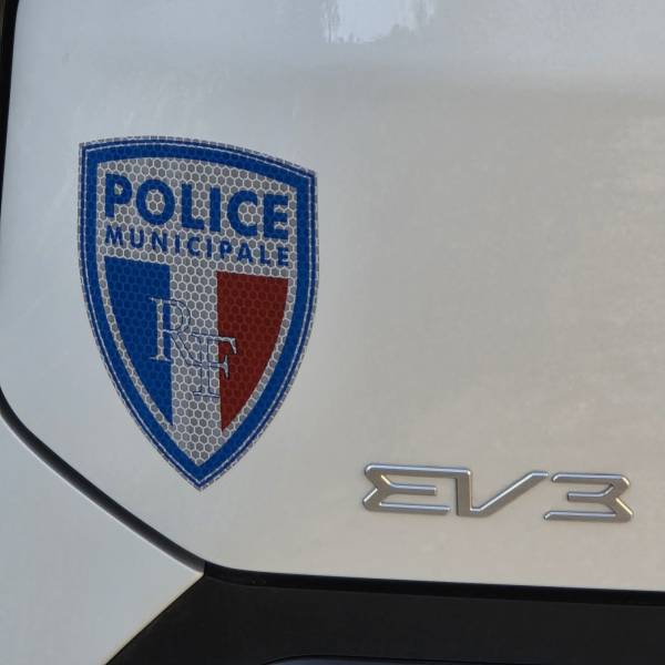 Flocage d’une sérigraphie Police Municipale 3M sur le nouveau KIA EV3 électrique de Frontignan près de Montpellier