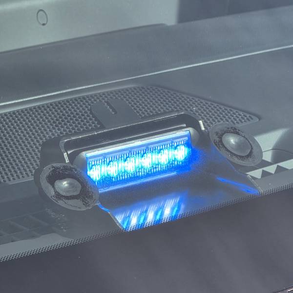 Pose d’un feu de pénétration de pare-brise NanoLED Viper sur le nouveau KIA EV3 électrique de la Police Municipale de Frontignan près de Montpellier