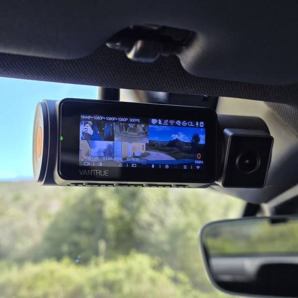 Pose d'une dashcam vantrue n5 avant et arriere sur un Porsche Cayenne e-Hybrid Coupe à Quissac près de Montpellier