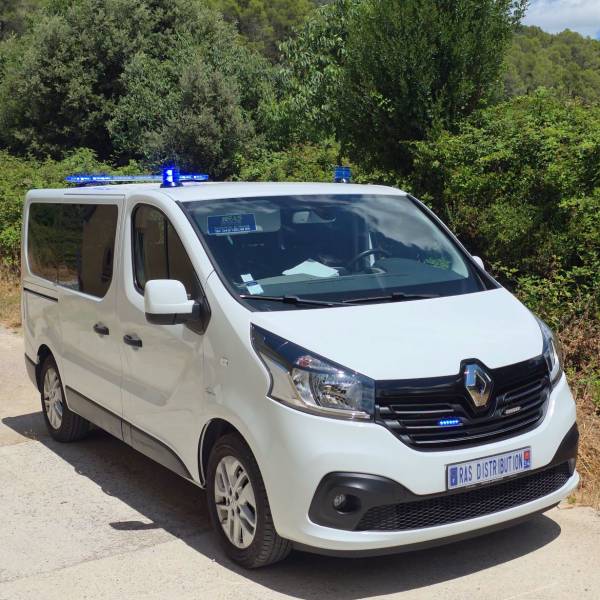 Installation complète d'équipements de signalisation sur un véhicule VTP Renault Trafic pour la Protection Civile d'Asnière-sur-Seine près de Paris
