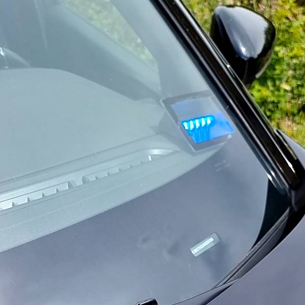 Feu de pare brise avec fixation adhésive sur un Peugeot 3008 de la société Urgences Médicales 69 à Saint-Fons près de Lyon