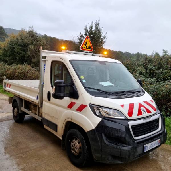 Peugeot Boxer avec rampe gyrophare triflash des services techniques de Saint Clément de Rivière près de Montpellier