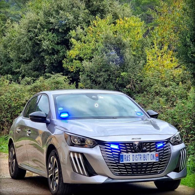 Peugeot e-208 banalisée avec feux de pénétration et sirène police