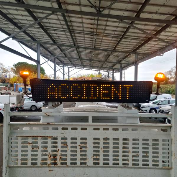 Panneau à message variable sur un Renault Master des services techniques de la mairie de Montpellier